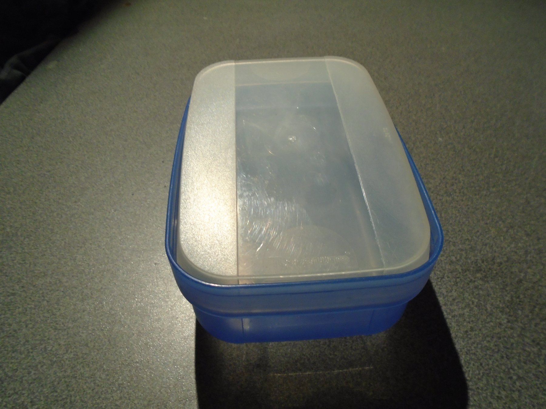 Tupperware Behälter & Ähnliches: Dose Tupperware, blau/weisser Deckel, 350 ml – Gebraucht aus Zürich von Motzkuh