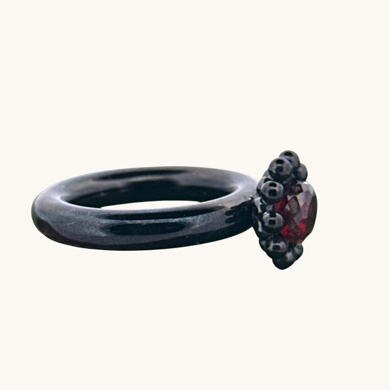 Olga Ribler Anelli: Edelstahlring, schwarz, mit Granat Stein, Gr.52 – Nuovo (secondo la descrizione) da Luzern venduto da MonikaS03 4