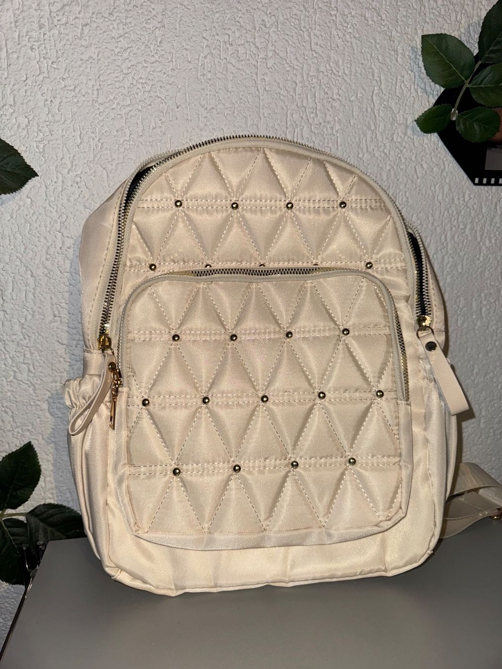 Zaini: Schöner cremefarbener Rucksack mit Metallperlen – Nuovo (secondo la descrizione) da Grosswangen venduto da shoes.bags.and.co