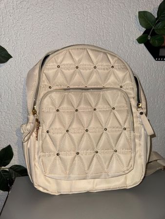 Schöner cremefarbener Rucksack mit Metallperlen