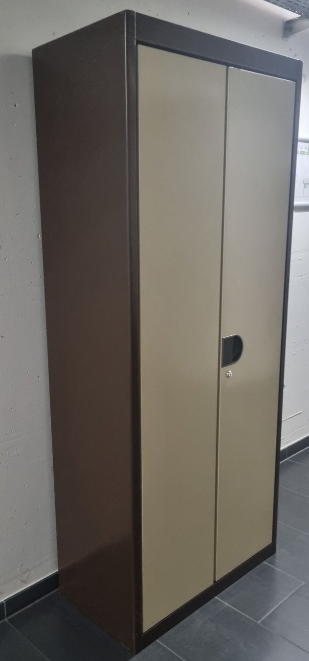Armadi: Zweitüriger Metallschrank – Usato da Dübendorf venduto da topo73 2