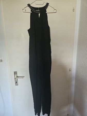Combinaison noir élégante avec perles au col