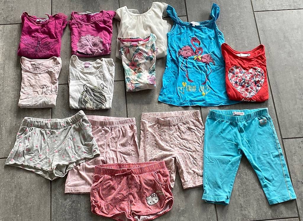 Lotti & Set di vestiti: Kleiderpaket Gr. 122 128 36 Teile – Usato da Niederbüren venduto da funkel06 3