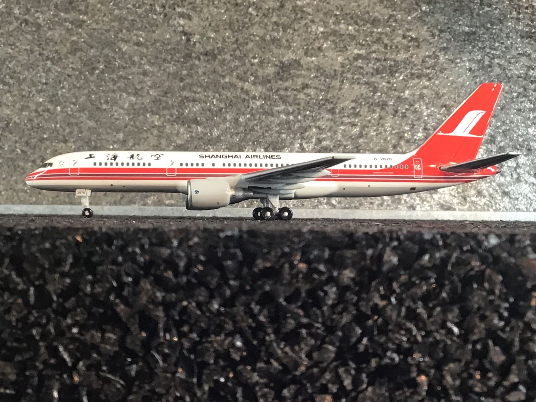 Boeing Kit di modellismo & Modellini statici: BOEING 757 -200 SHANGHAI AIRLINES 1:400 – Usato da Männedorf venduto da Spezial-Modelle
