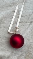 rote Christbaumkugel matt mit Satinband