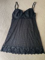Schwarzes Negligee mit Spitze und B-Körbchen Grösse 85
