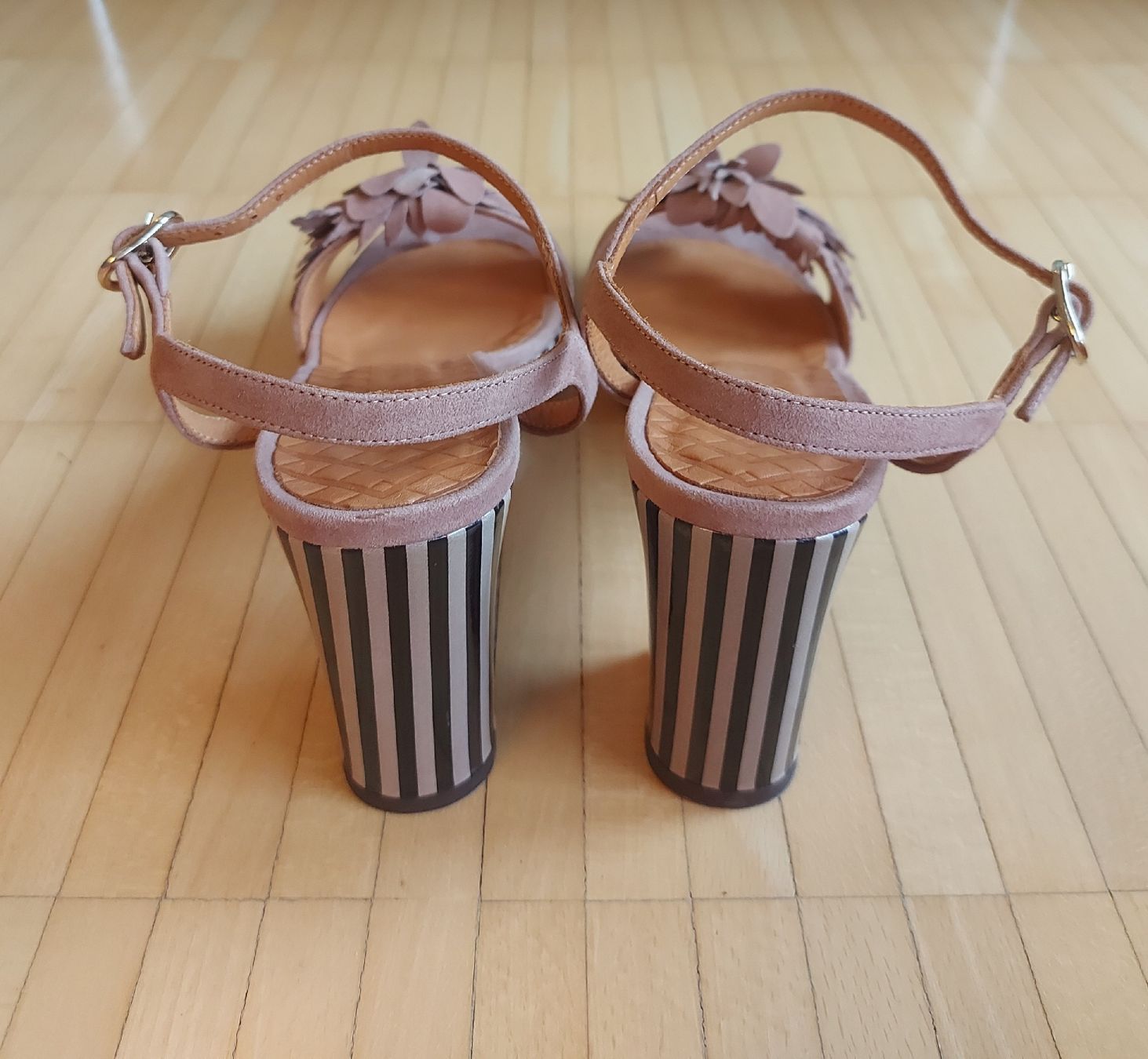Chie Mihara Scarpe da donna: Chie Mihara Sandalen, beige, Gr. 39 – Nuovo (secondo la descrizione) da Oberengstringen venduto da PaolaDe 6
