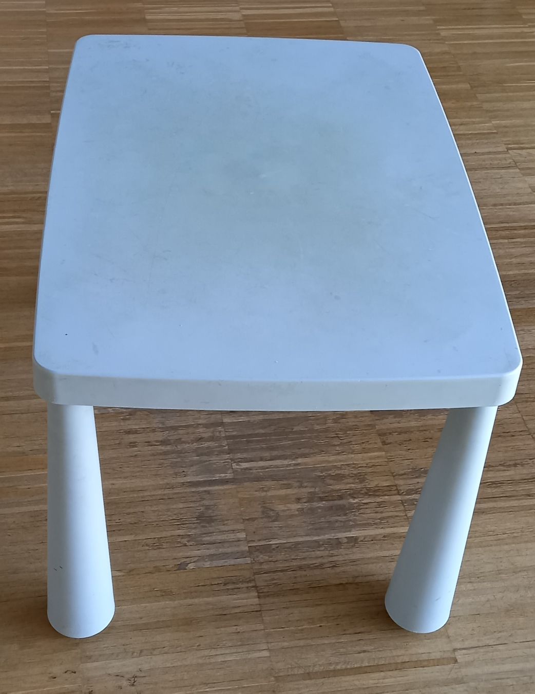 Tischset: Kindertisch blau mit 3 Hocker blau/pink gebraucht. – Gebraucht aus Berlingen von Scherrer7706