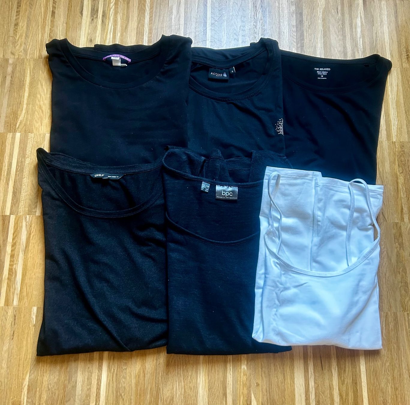 Lotti di vestiti: T-Shirt Kleiderpaket 46/48 – Usato da Klingnau venduto da martinak79