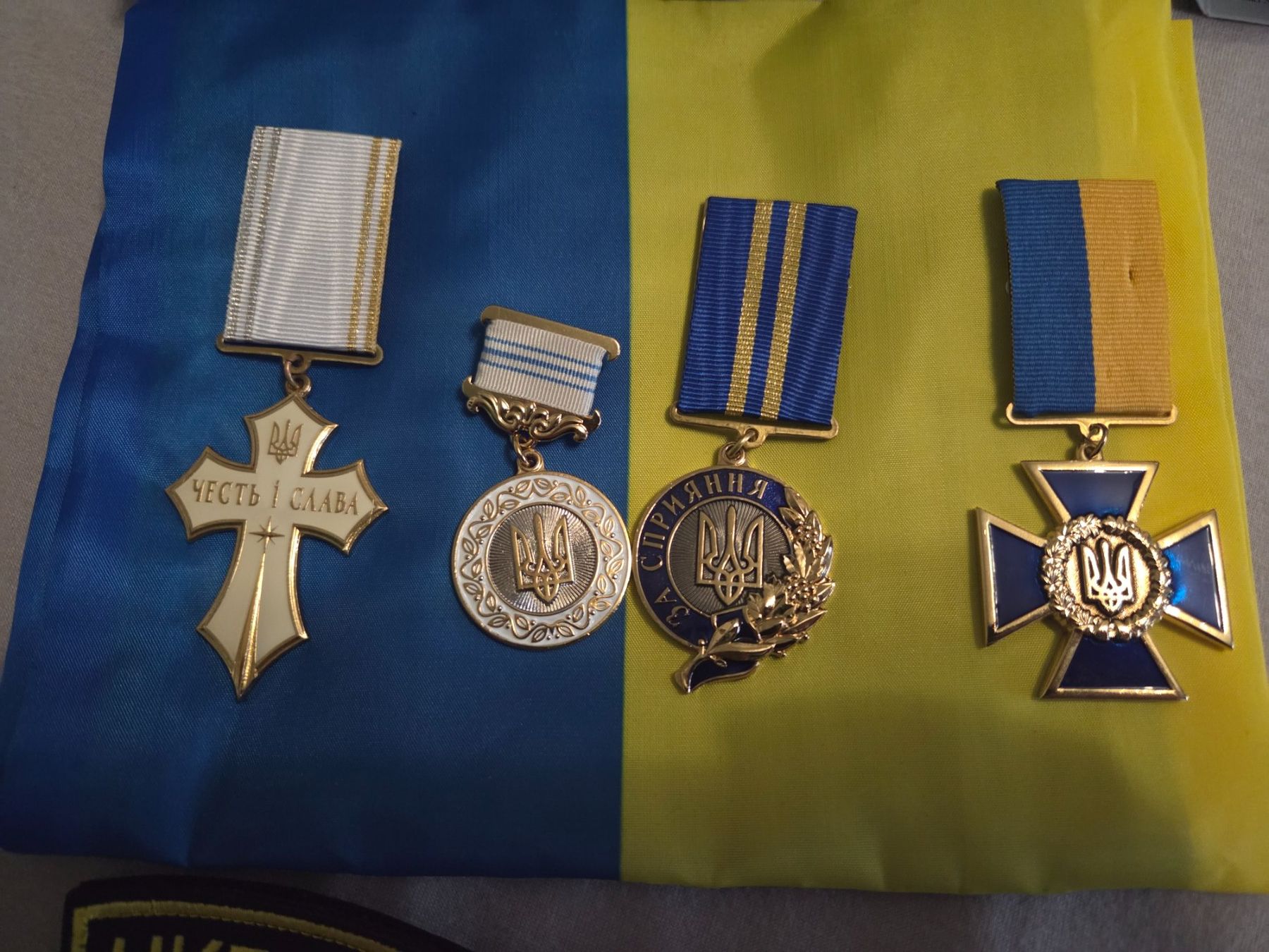 Medaglie: RARE 4 médailles un drapeau  et 3 patchs Ukraine collection – Nuovo (secondo la descrizione) da Onex venduto da GarageCollector 1