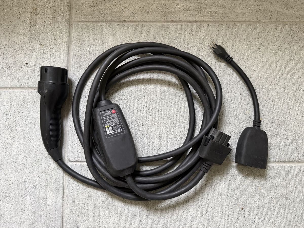 Tesla Alle Autoersatzteile: Tesla Universal Mobile Connector – 32A – Gebraucht aus Niederrohrdorf von SD72 1