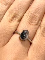 Schwarzer Rutilquarz-Ring, sehr klar.