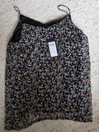 Top Vero Moda fleuri neuf avec étiquette, XS