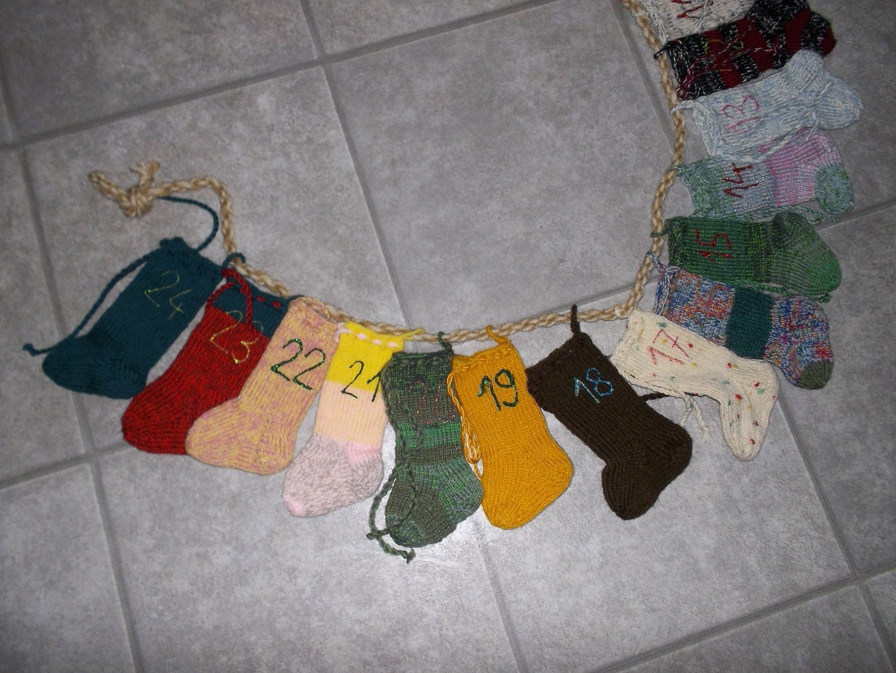 Calendari: schöner selbstgestrickter Adventskalender – Nuovo (secondo la descrizione) da Kaltbrunn venduto da Cindy99 3