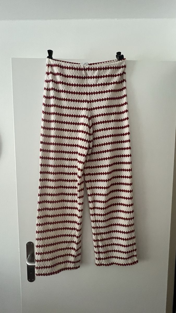 Mango Hosen: Stoffhose gestreift rot weiss – Gebraucht aus Langnau i. E. von bariza
