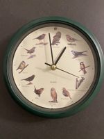 Grüne Wanduhr mit Vogelmotiven