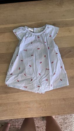 GUESS Baby Body Bluse Kirschen Gr. 6–9 Monate