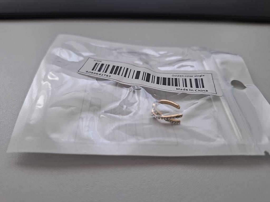 Orecchini pendenti & Orecchini a lobo: NEU Goldiger Earcuff mit Strassbesatz – Nuovo e nell'imballaggio originale da Root D4 venduto da DMA02 2