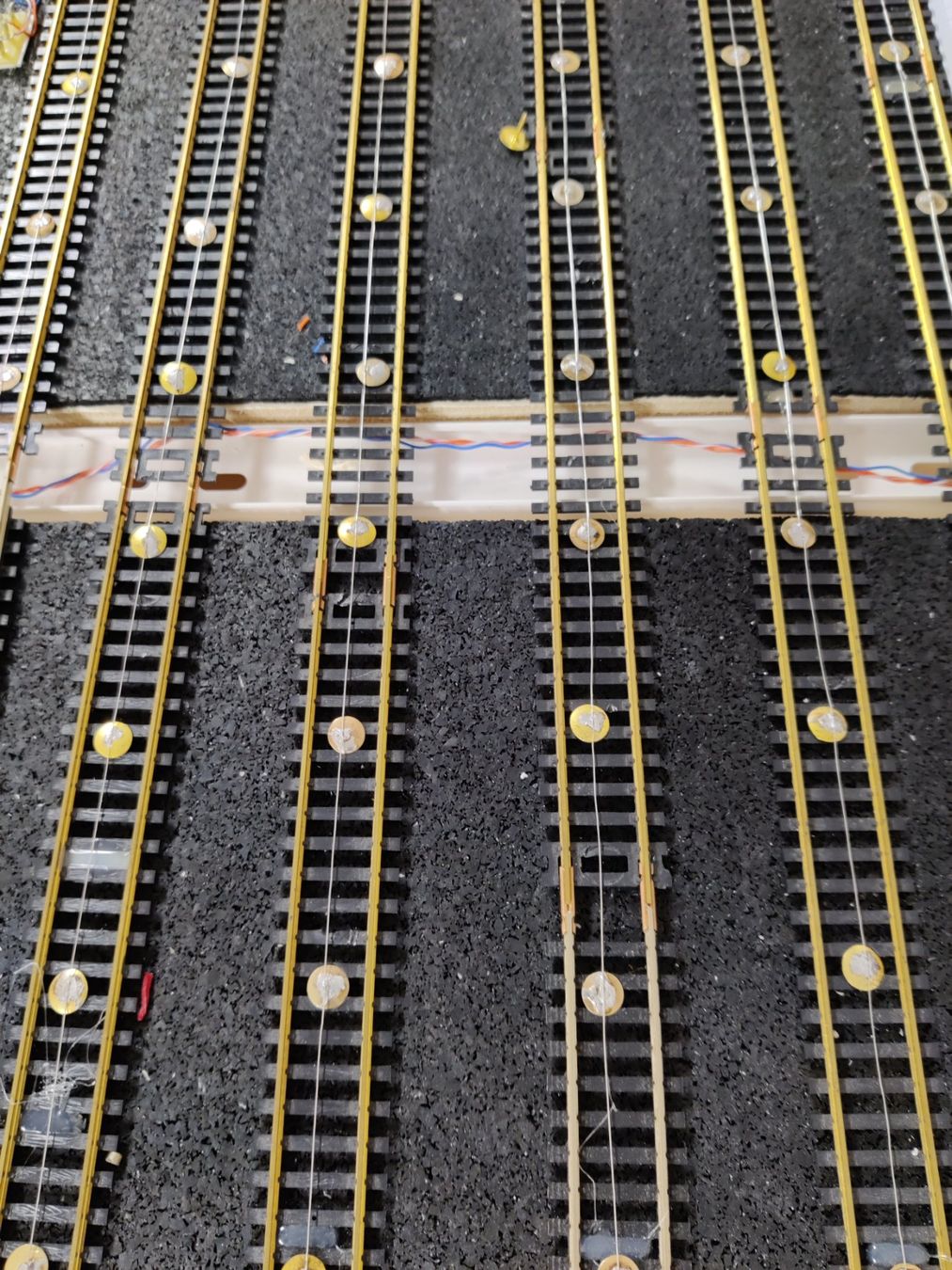 Modelleisenbahnen: Messinggleis H0 gerade, Länge 22.6 cm – Gebraucht aus Bätterkinden von Omega409 1