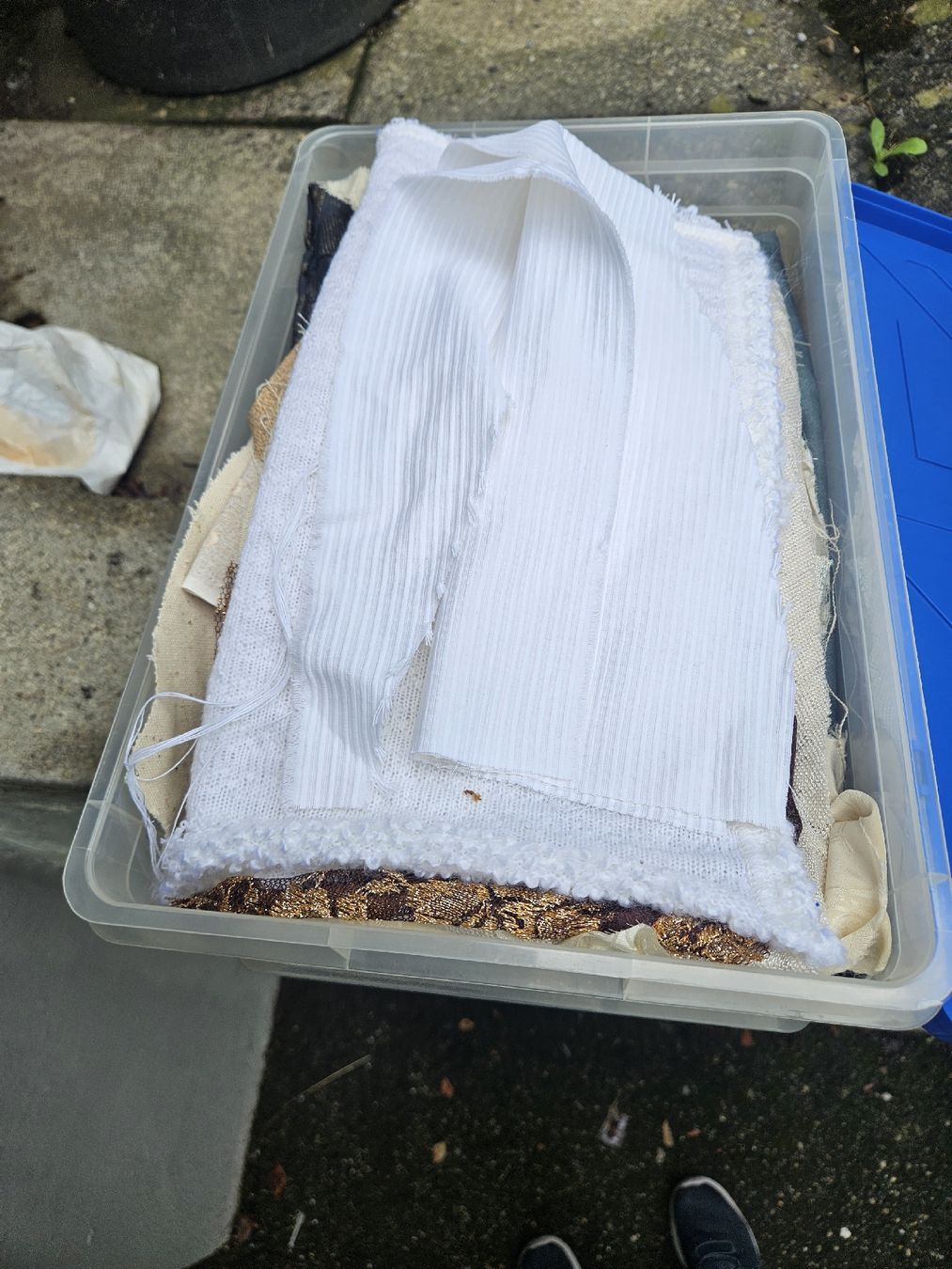 Stoffe: diverse Kisten mit stoffresten / bastelmaterial – Gebraucht aus Oetwil am See von akkawi 8