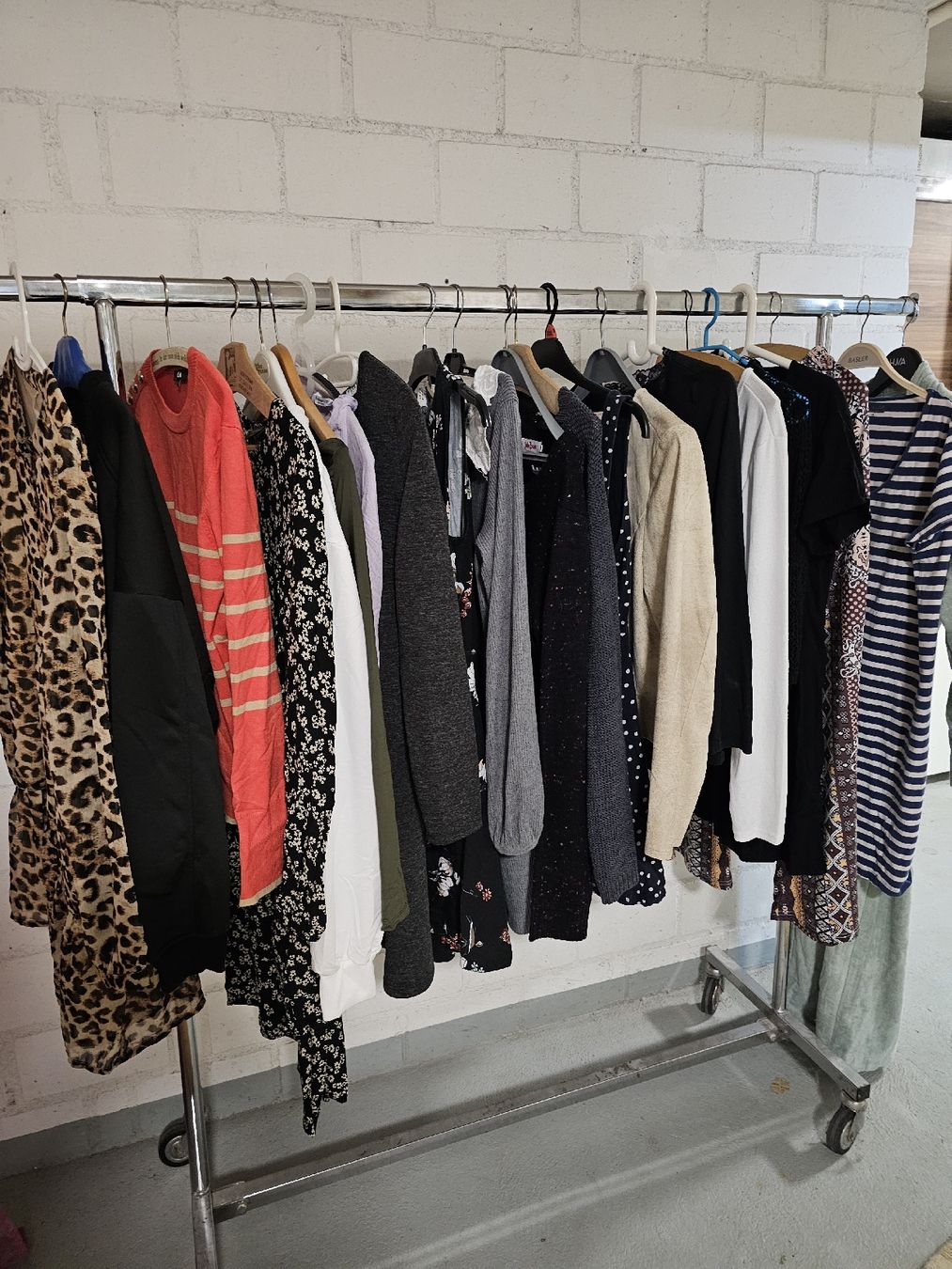Lots de vêtements: Kleiderpaket gr L ca150 stück – D'occasion à Grabs par Sunnewis-2
