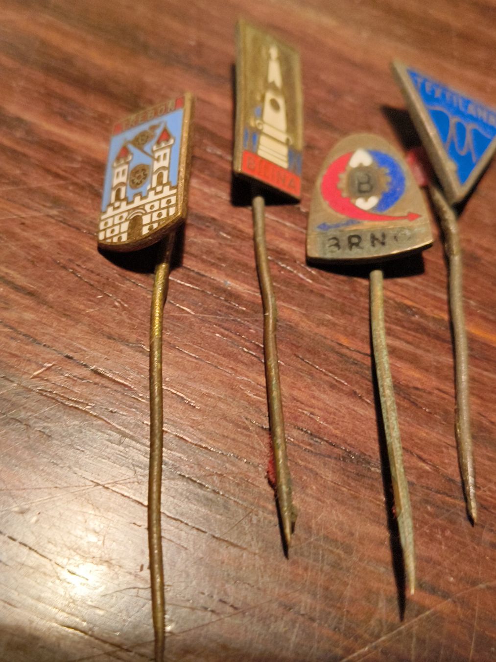 Medaillen: 10 Vintage Anstecker Abzeichen Emaille – Gebraucht aus stettlen von VintageBern_ch 1