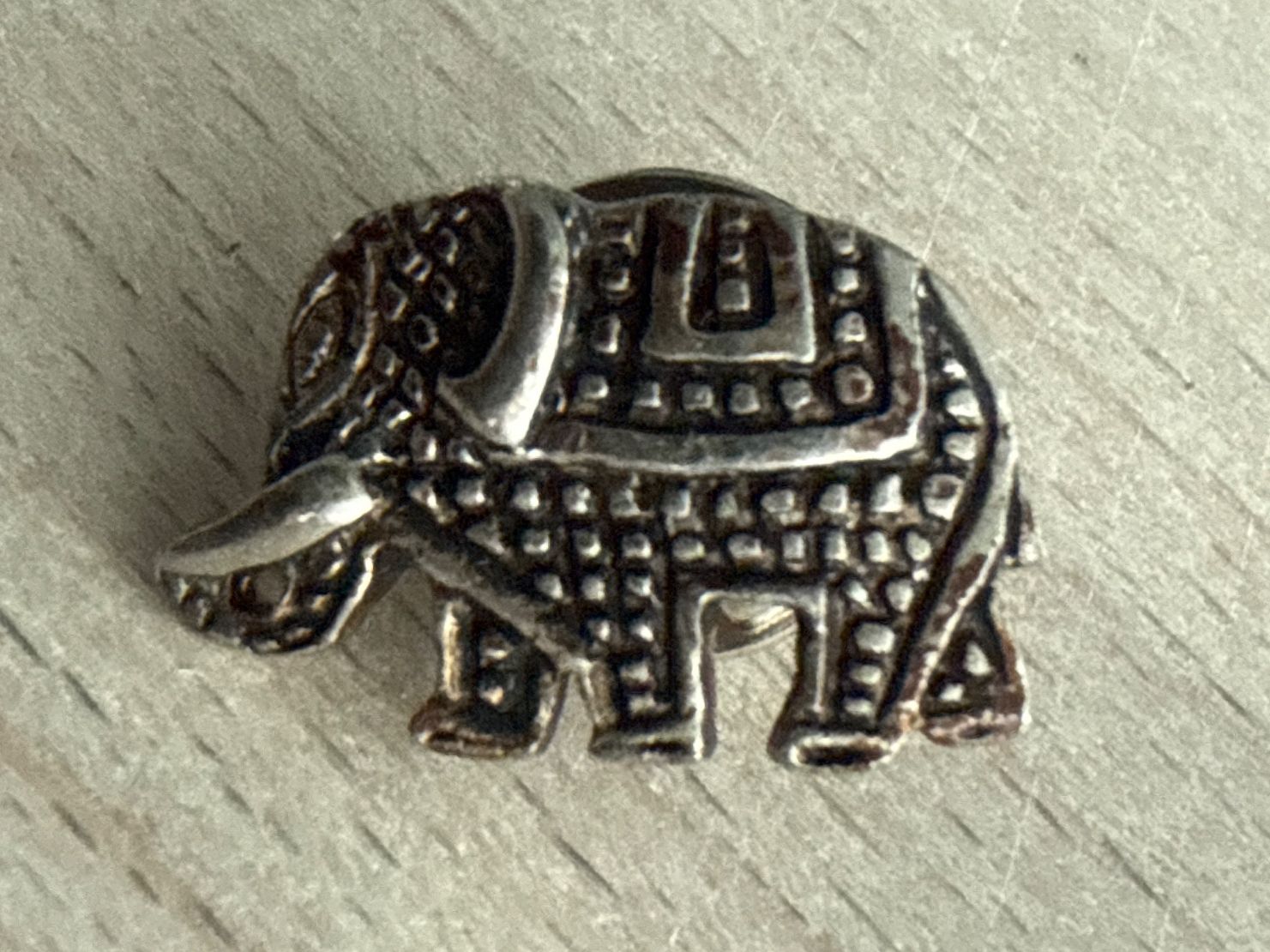 Placchette & Badge: Pin Elefant – Usato da Glattbrugg venduto da Schweigmatt