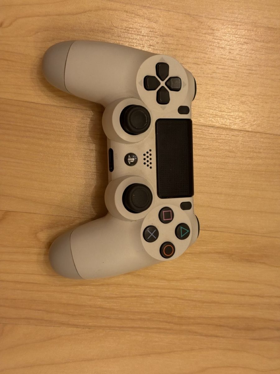 Sony Consoles: PS4 Pro with 4 Controllers and 5 games – D'occasion à Regensdorf par __Claudia_ 2