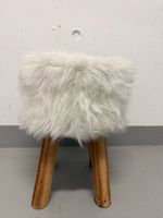 Flauschiger Hocker Holzfüsse Fellhocker weiss Schemel