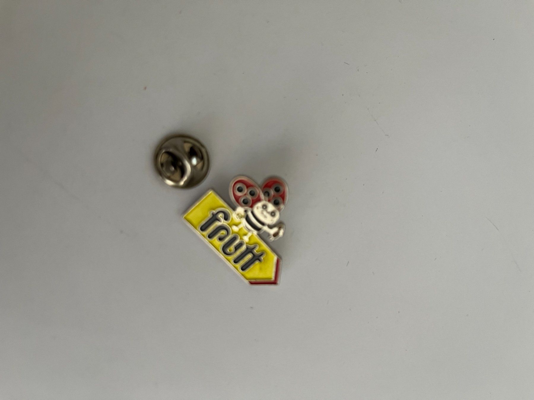 Placchette & Badge: Pin Biene mit Pfeil "fruitt" – Usato da Dietikon venduto da sch_w2tw
