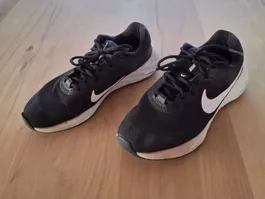 Schuhe v. Nike, Gr. 38, schwarz