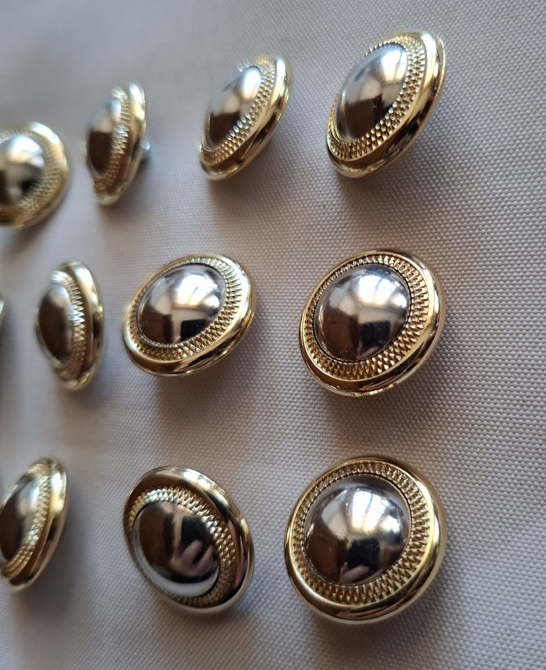 Bottoni: 12 goldfarbene Knöpfe, 20 mm. – Usato da Dietikon venduto da Hirschkopf 1