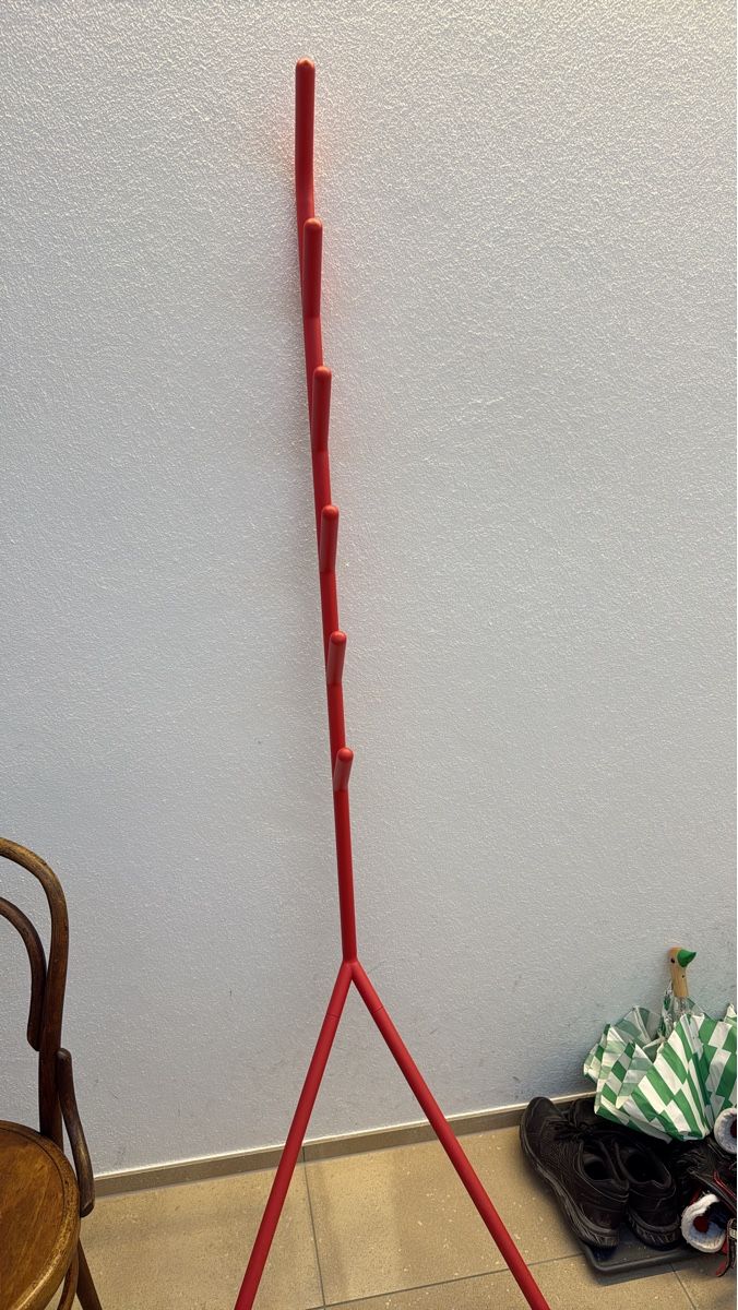 Porte manteau: Coat stand red metal frame  – D'occasion à Zürich par flo_2wkz