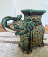 Dekorativer Elefant grün mit Ornamenten