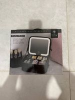 Trousse à maquillage avec miroir LED intégré -(Neuf)