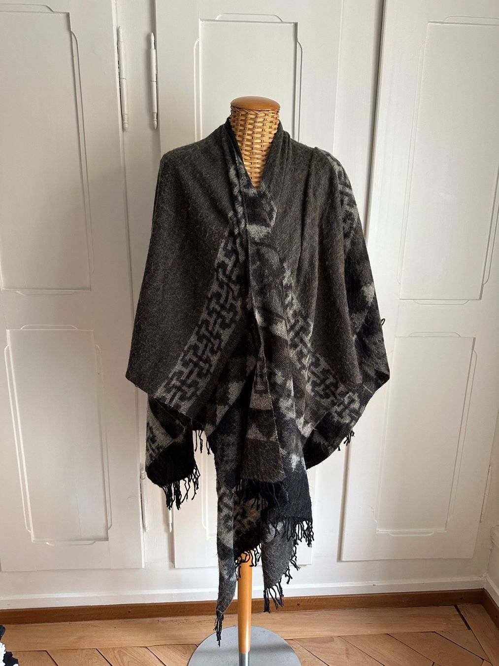 Autres vêtements femmes: Strick Cape Umhang grau-schwarz S – D'occasion à Zürich par Diazaio