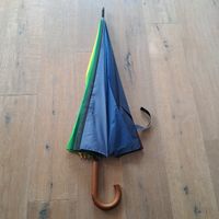 Regenschirm Regenbogenmuster Holzgriff guter Zustand