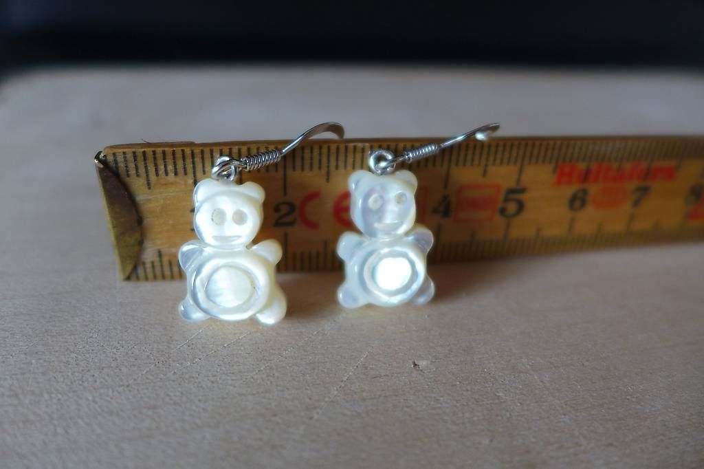 Ohrringe & -stecker: Perlmutt Teddybär-Ohrringe. 925er Sterlingsilber. – Neu und originalverpackt aus Ebnat-Kappel von Zearara
