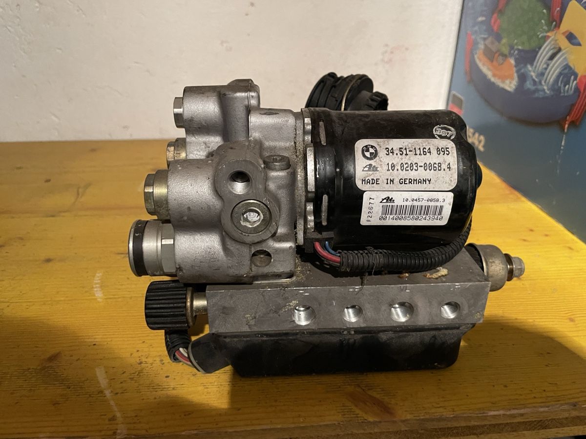BMW Tutti pezzi di ricambio auto: Bmw e36 ABS Einheit – Usato da Gwatt (Thun) venduto da omega87