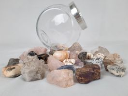 Glas mit Steinen