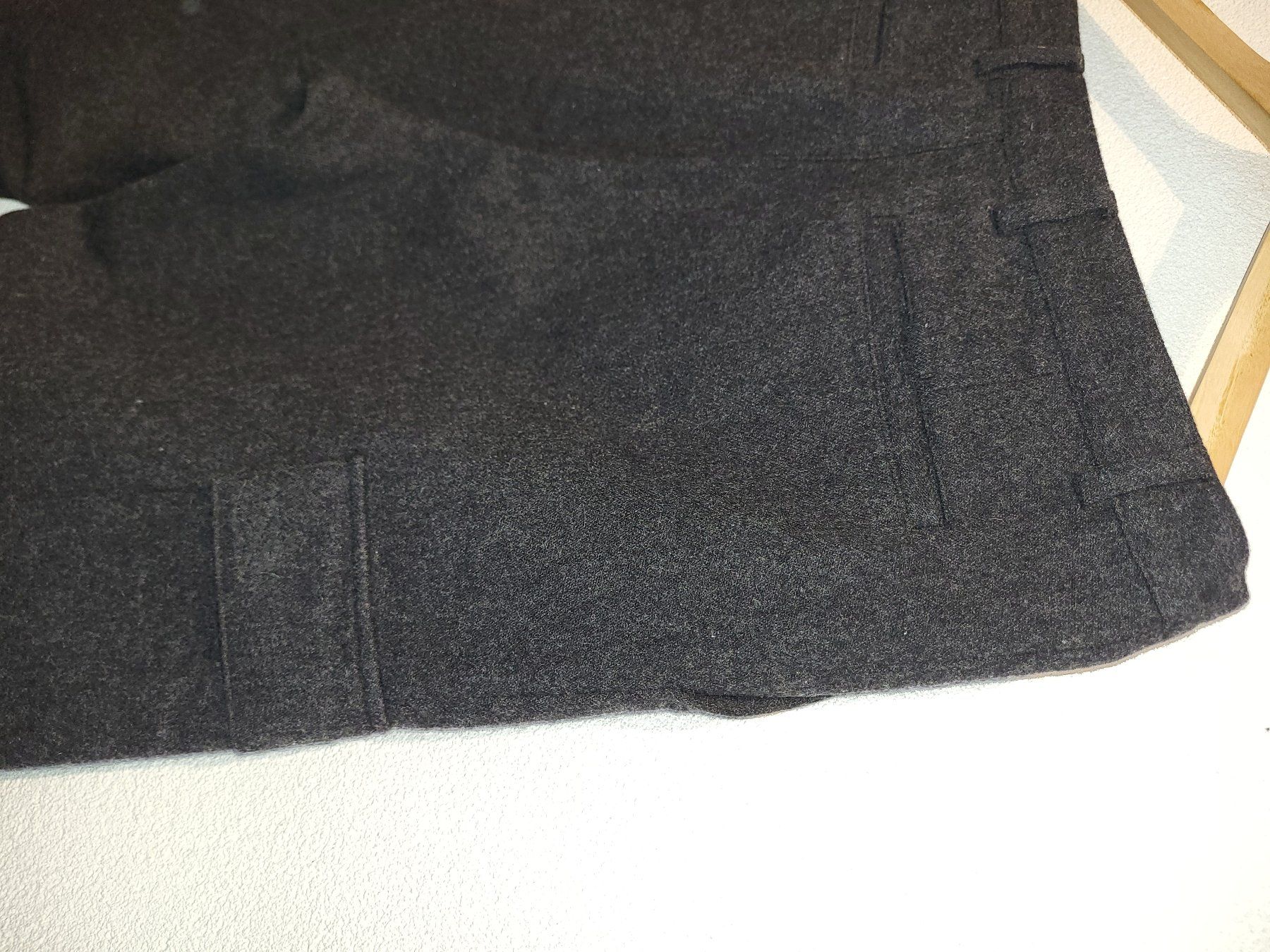 Pantaloni: CONWELL - LAINE, Pantalons Cargo Anthracite Taille 33 – Usato da Haute-Nendaz venduto da EmptyCloset 4