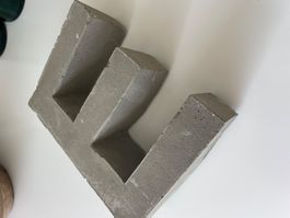 Betonbuchstaben E