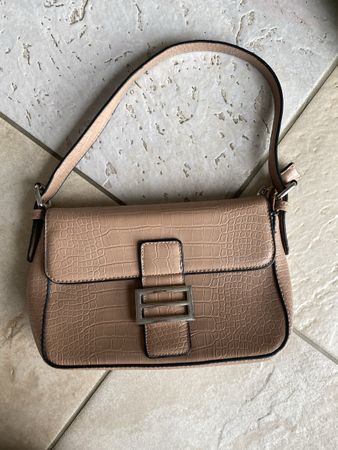Schöne Handtasche in Kroko-Optik