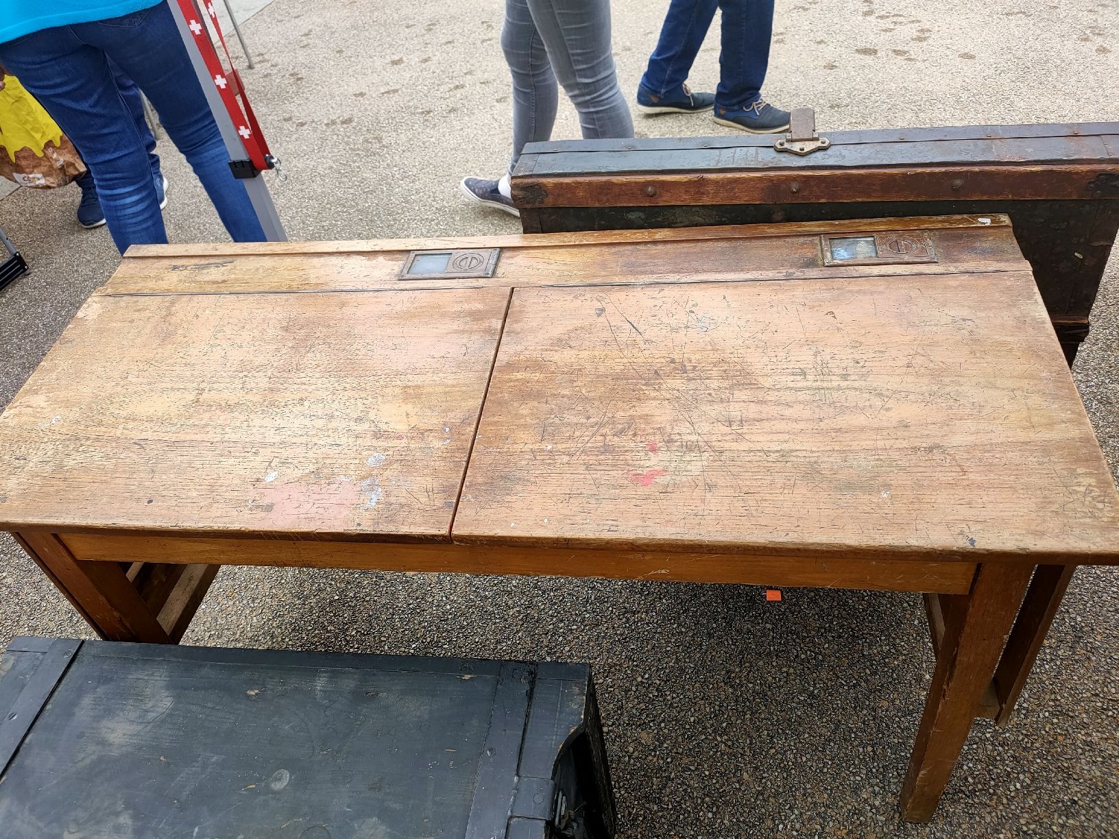 Schreibtische: ancien pupitre d'école – Gebraucht aus Vesin von Nicodeme