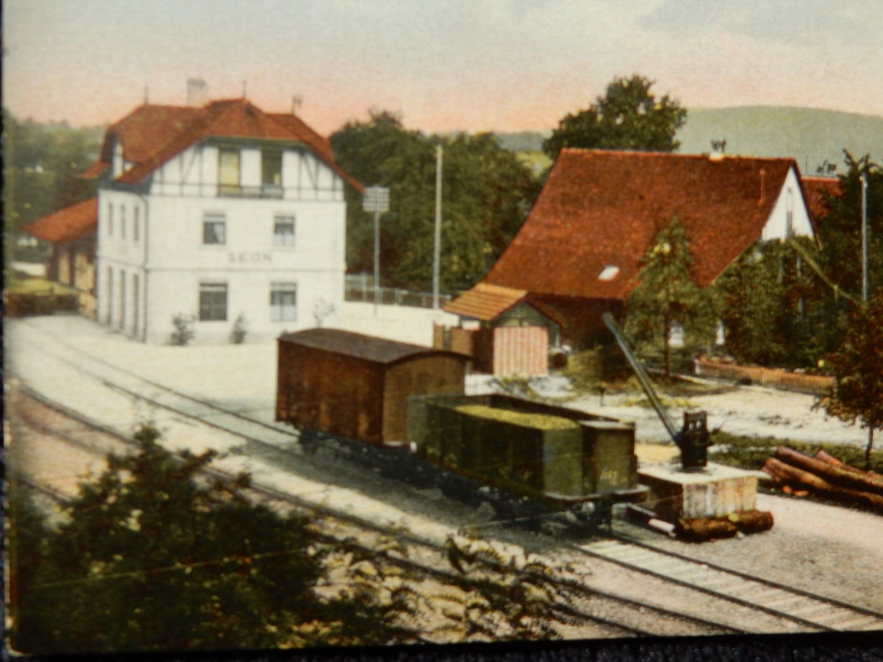 Cartoline postali: AK Seon Bahnhof Güterwagen ca. 1920 Farbig – Usato da Boniswil venduto da Weibo12 1