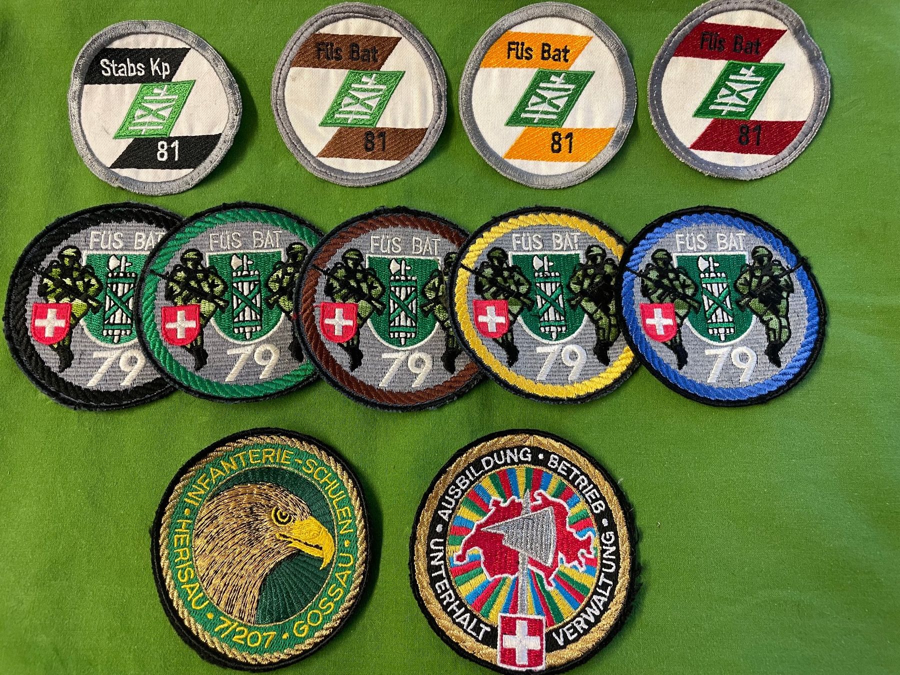 Schweizer Armee Placchette & Badge: 11 alte Badge der CH-Armée – Usato da Lenggenwil venduto da swissbrooker