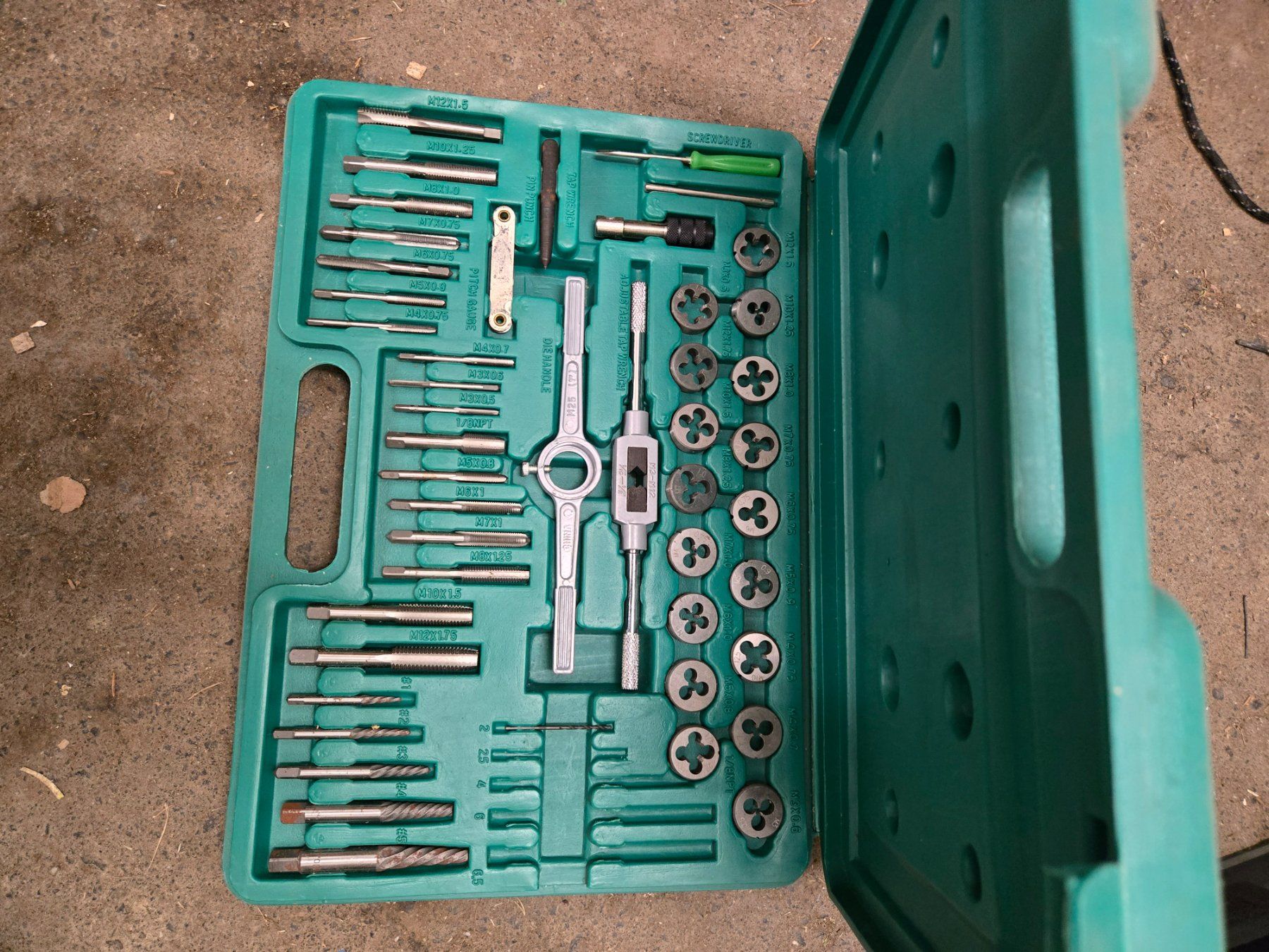 Tous les outils: Gewinde – D'occasion à Masein par Vivavero