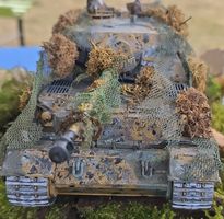 Modell panzer usato mimetizzato rete e vegetazione