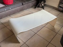 Eleganter Design-Tisch – der perfekte Blickfang im Wohnzimme