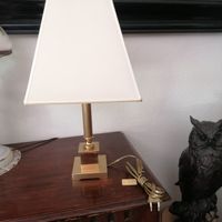 Lampada da tavolo in ottone dorato.